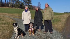 Ruth, Karin und Karl mit den GFK-Hunden Kira und Bonny